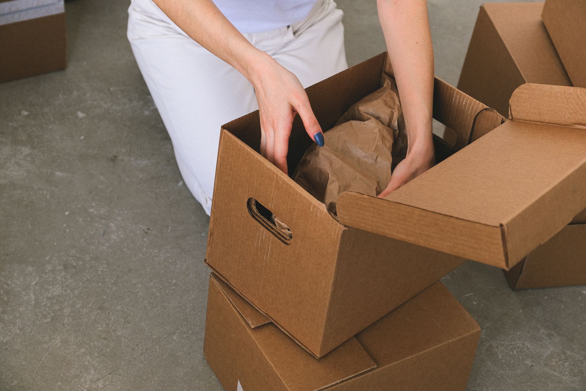 Kartons werden für eine Haushaltsauflösung gepackt